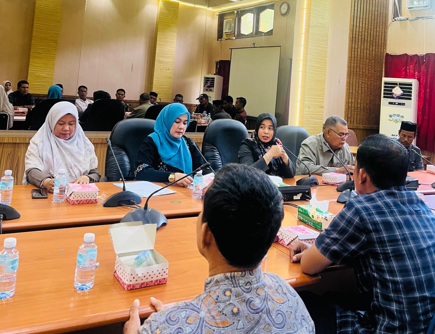 Tanpa Kursi dan Meja, Siswa SDN Padang Harapan Trumon Belajar di Lantai, Guru Audensi ke DPRK Aceh Selatan